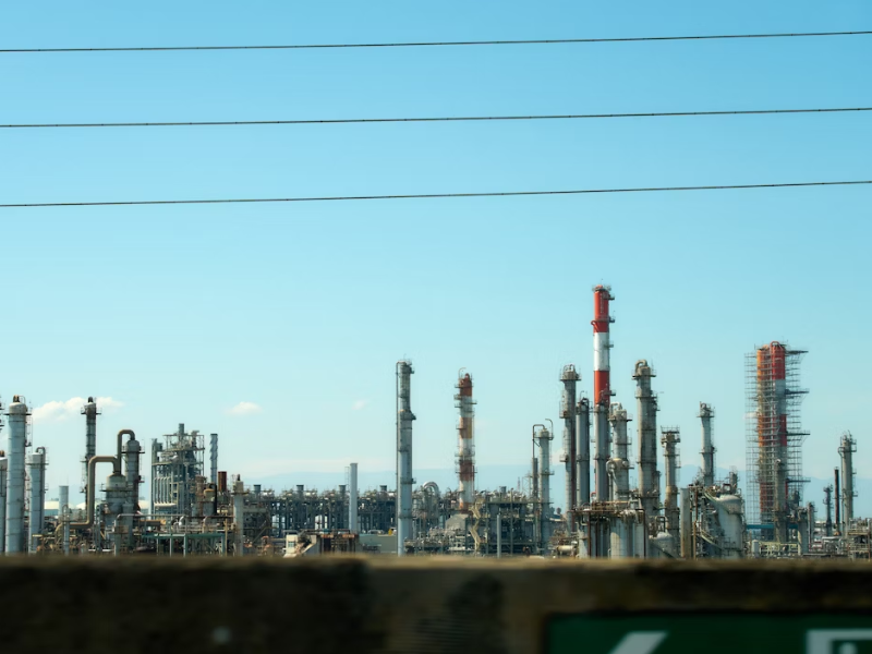 A imagem mostra uma ampla instalação industrial de grande escala, muito provavelmente uma refinaria de petróleo ou uma planta petroquímica.